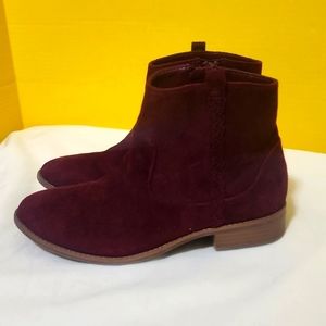 The children place girl boots size 2